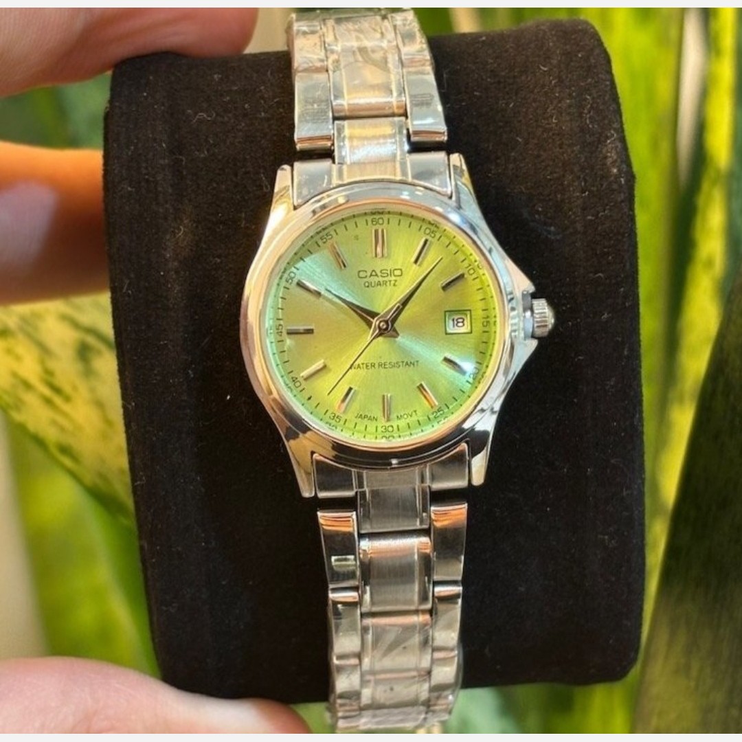 ساعت مچی زنانه کاسیو casio اصل بند استیل نقره ای صفحه نمایش گرد قرمز جذاب وخاص