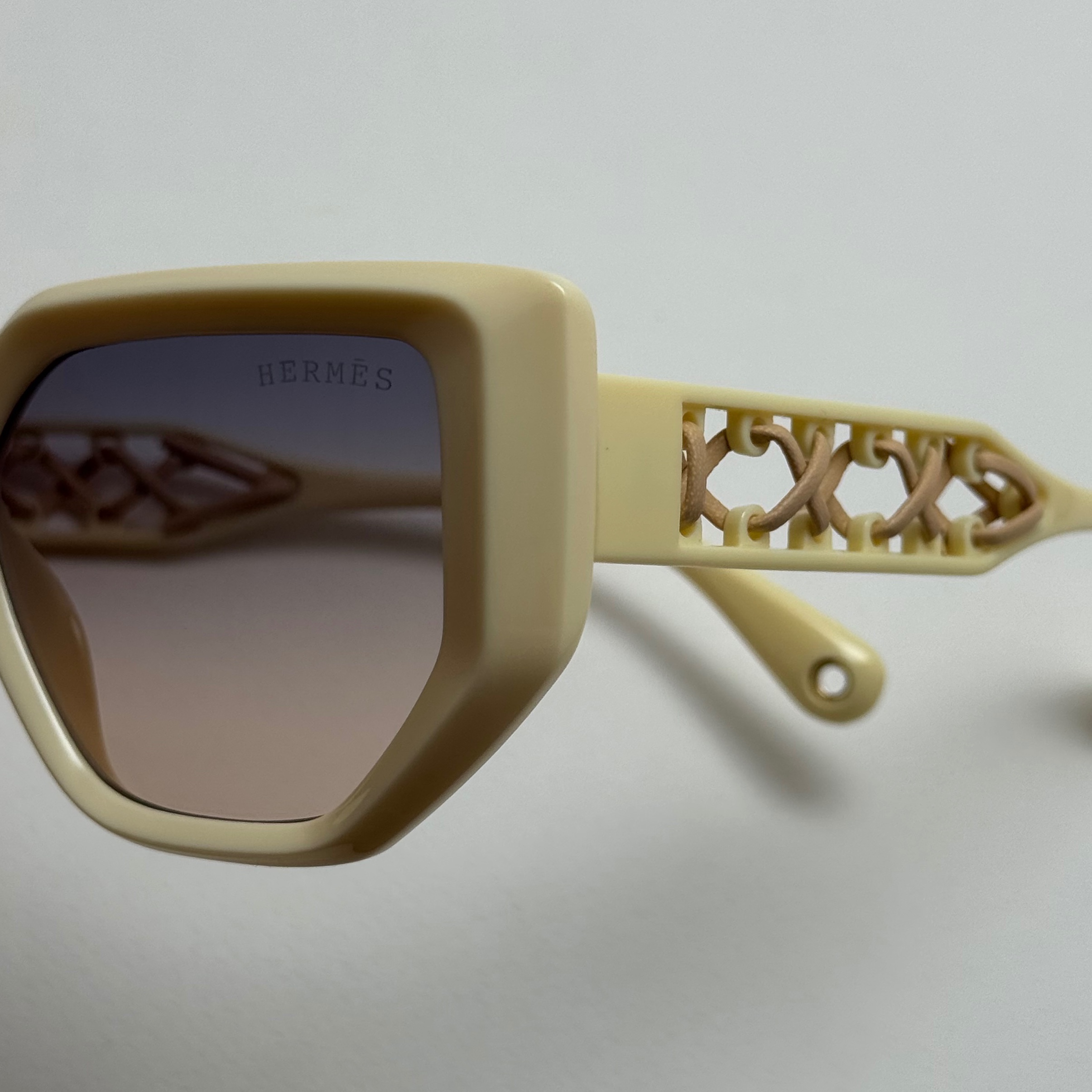 عینک آفتابی زنانه هرمس مدل Hermes Cut Out دسته چرمی کرمی کد رفرنس 1178