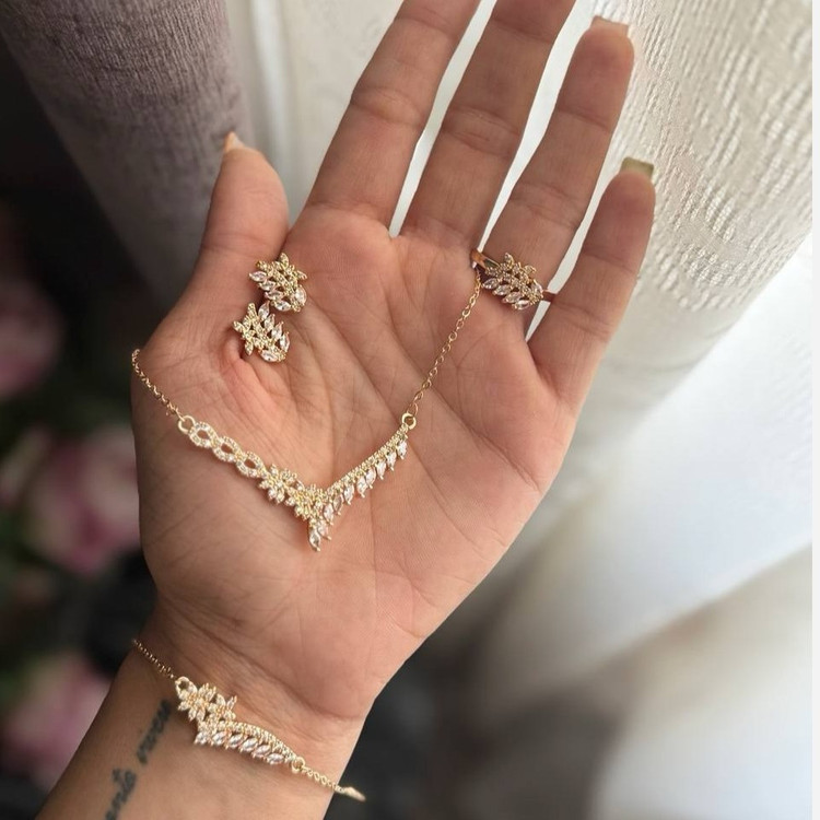 ست کامل گردنبند و دستبند و انگشتر و گوشواره زنانه طرح نگین برگ آویز رنگ ثابت کد sm (پس کرایه)