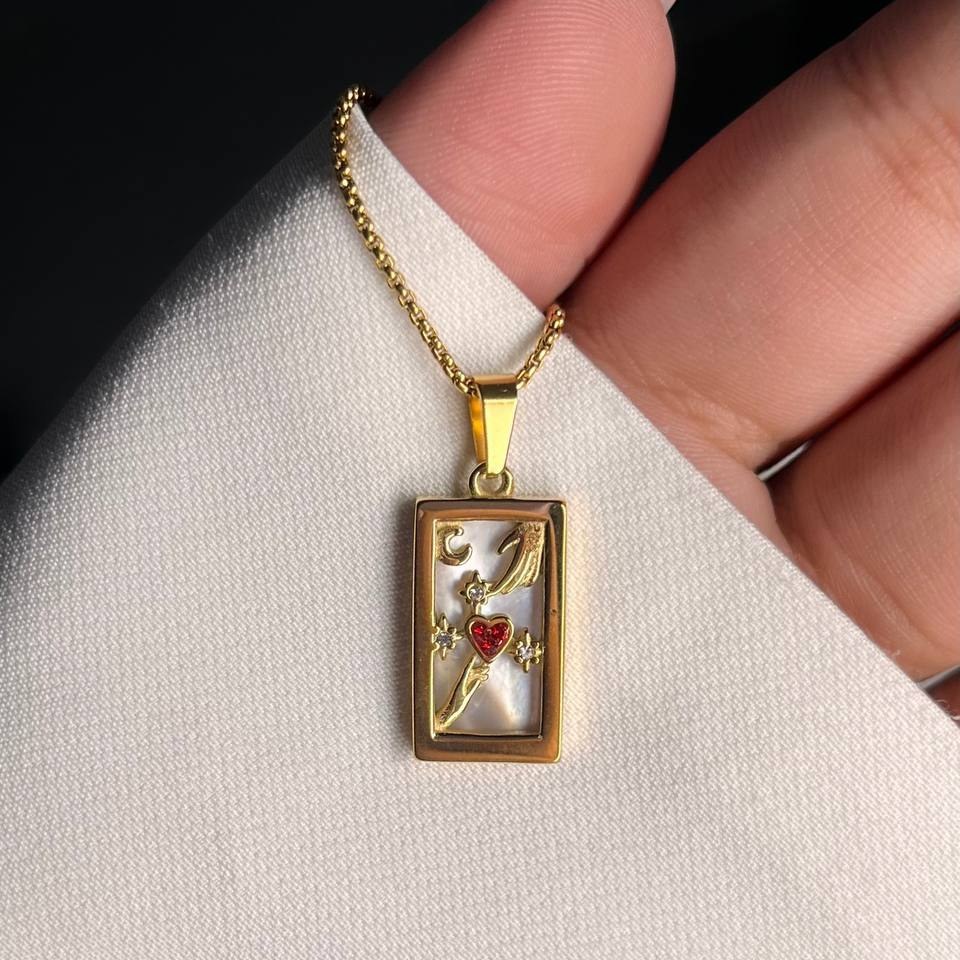 گردنبند و آویز پلاک استیل طرح تاروت و دست و قلب قرمز رنگ ثابت