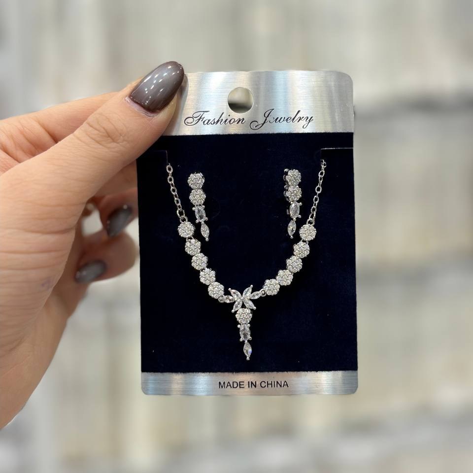نیم ست گردنبند و گوشواره طرح جواهری طرح آویز خوشه ای نگین رنگ ثابت با تنوع مدل کدgy
