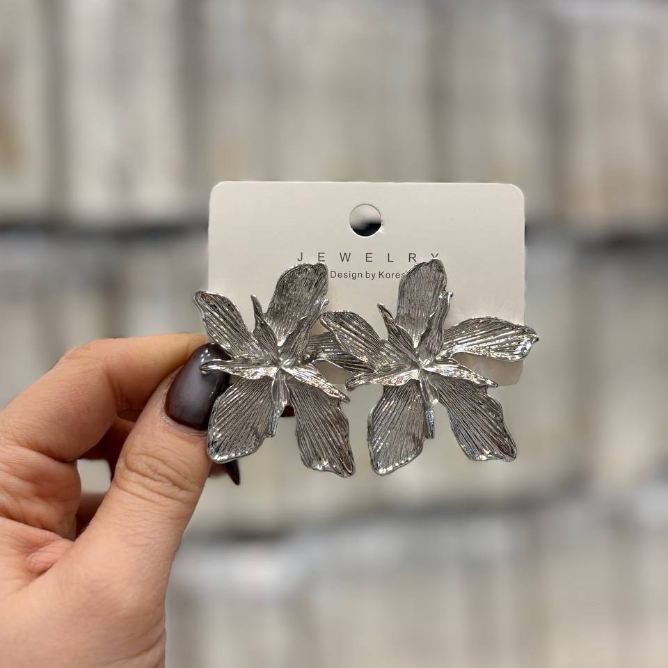 گوشواره فشن زنانه و دخترانه مینیمال دفرمه طرح گل رنگ ثابت کدgy