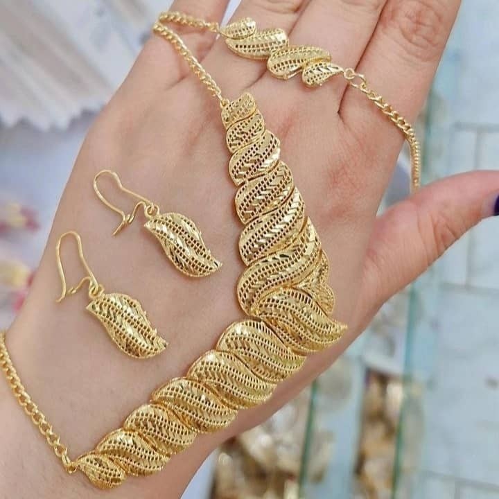 سرویس رنگ ثابت با طلا مونمیزنه ورق بزنید لطفا