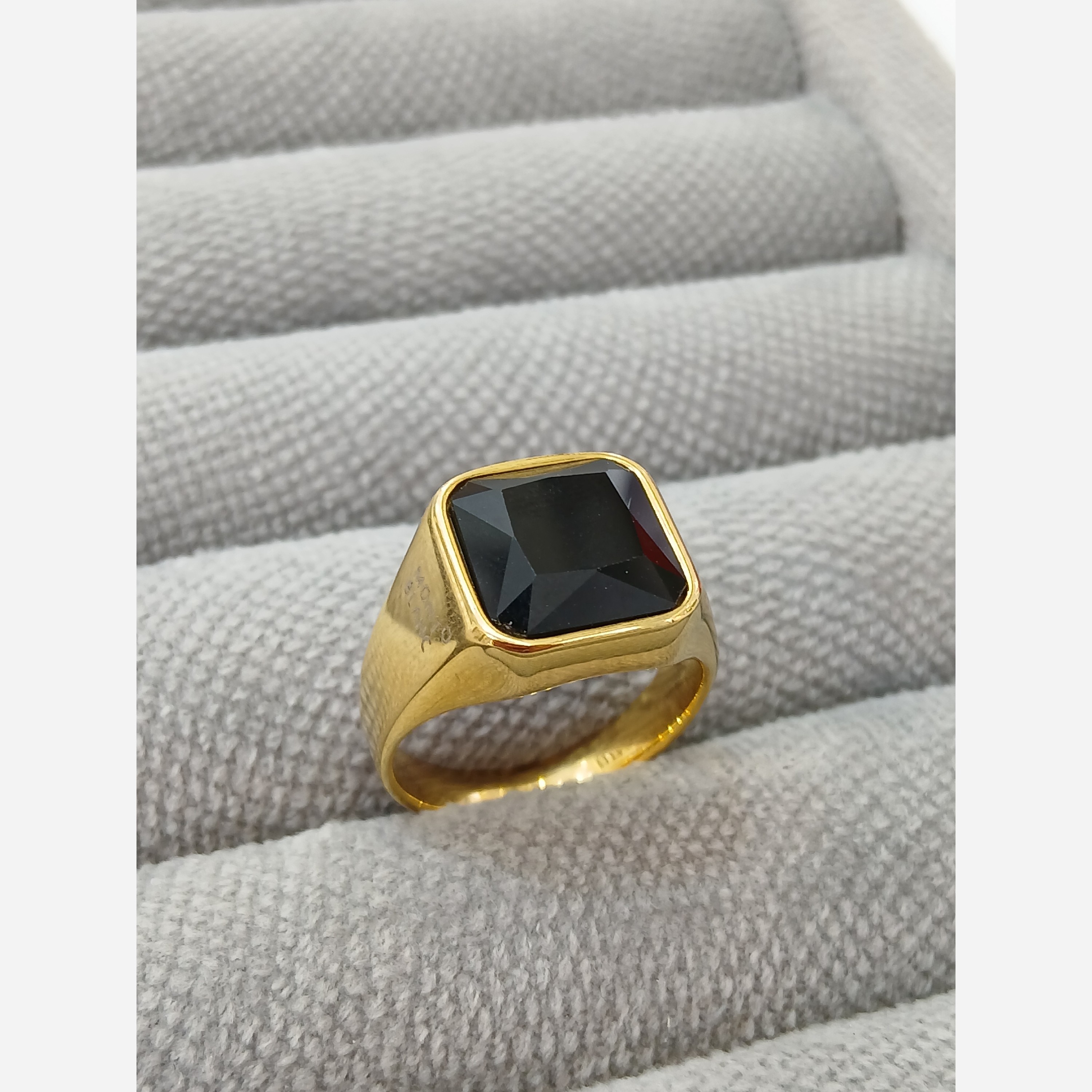 انگشتر مردانه اسپرت استیل طلایی نگین الماسی مشکی