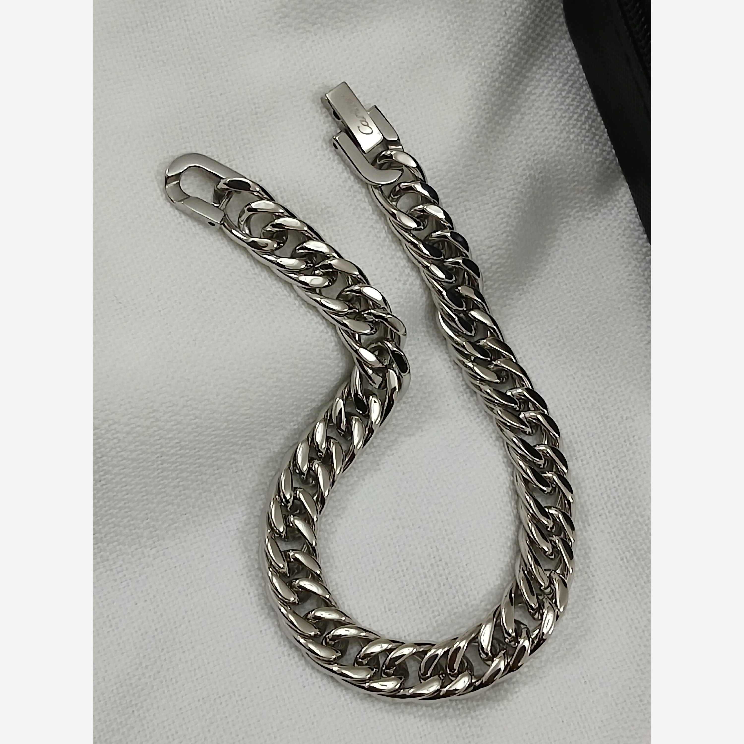 دستبند کارتیر نقره ای اصلی با قفل کتابی برند حک شده اصلی