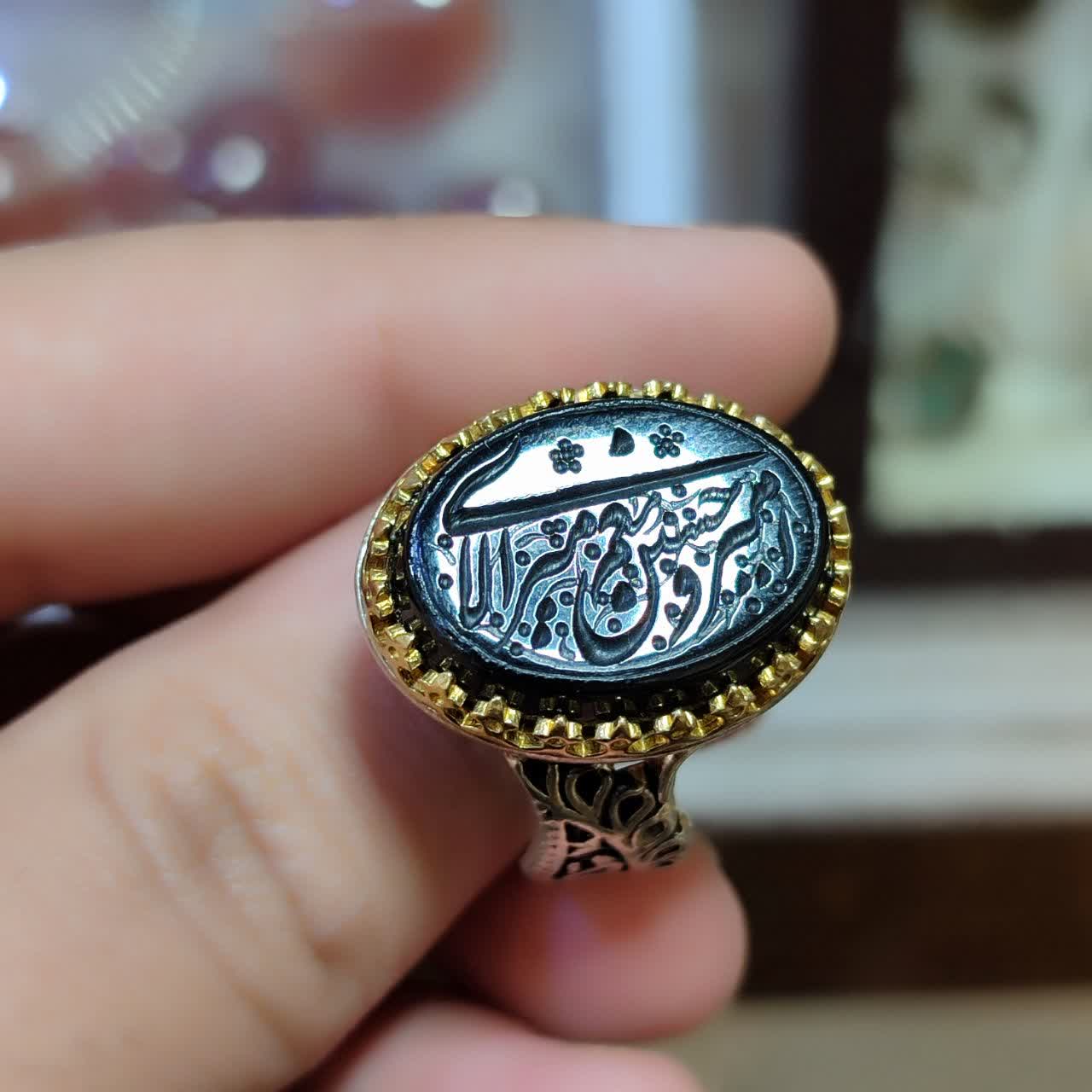 انگشتر نقره عقیق مشکی حکاکی امیری حسین ونعم الامیر - رکاب تاج برنجی   کد 3895