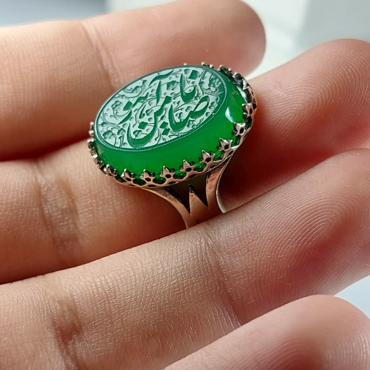 انگشتر عقیق سبز حکاکی یاضامن آهو رکاب نیزه رکاب آلیاژی باکیفیت  کد 3724