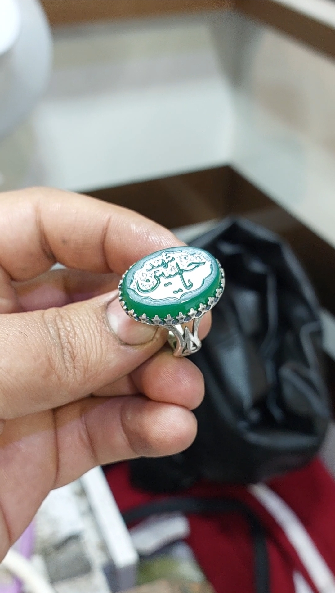 خرید انگشتر عقیق سبز حکاکی یا حسین شهید؛ طرح رکاب نیزه (نماد حماسه و ارادت)  کد 2384
