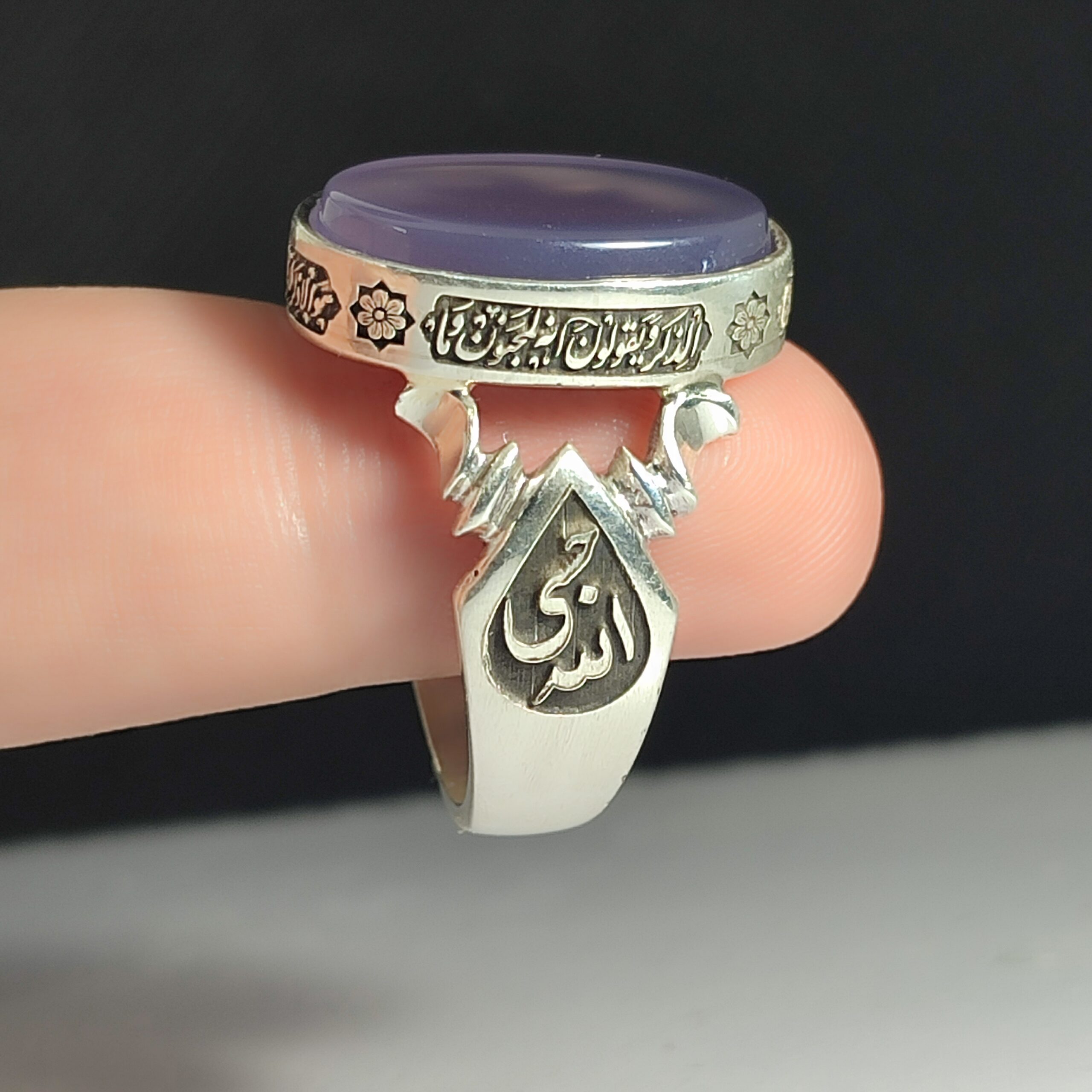 انگشتر نقره باسنگ عقیق سوسنی ذکر روی رکاب (وان یکاد) ذکر بغل رکاب (حسبی الله) و (العزه الله)  کد 2332