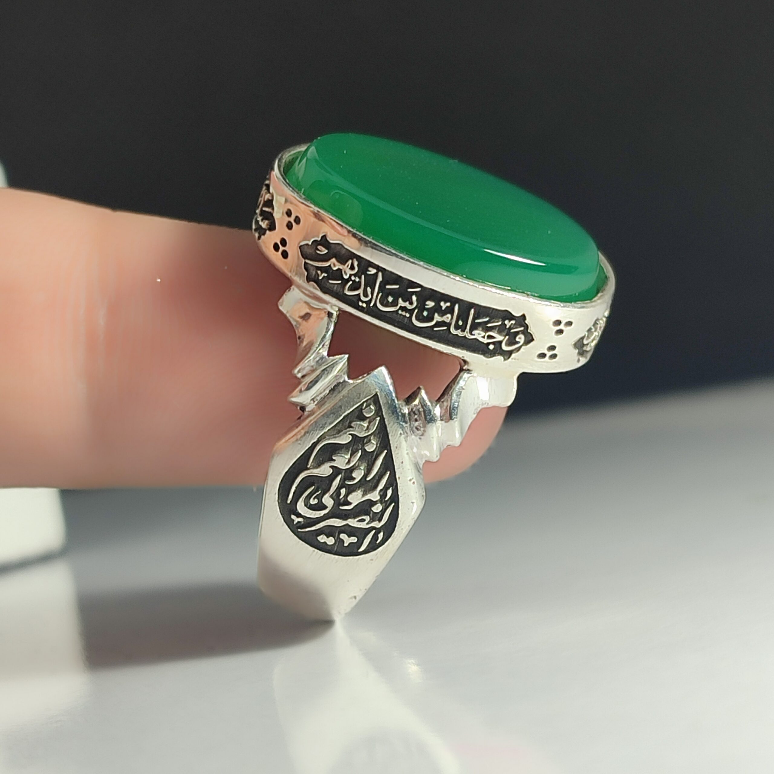 انگشتر نقره باسنگ عقیق سبز ذکر روی رکاب (صلوات حضرت زهرا) ذکر بغل رکاب (حسبنا الله ونعم الوکیل نعم المولا ونعم انصیر)  ک