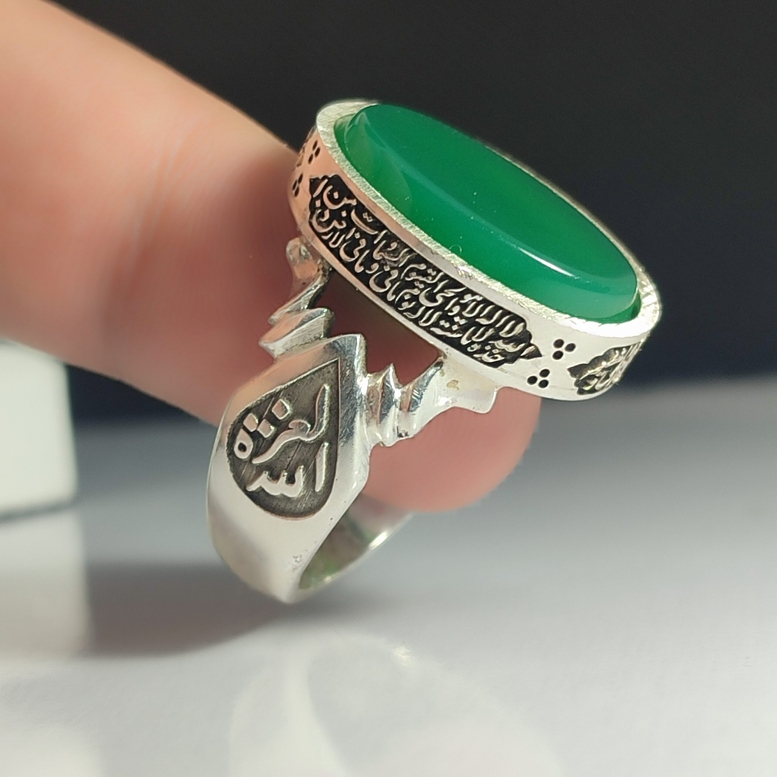 انگشتر نقره باسنگ عقیق سبز ذکر روی رکاب (آیت الکرسی ) ذکر بغل رکاب (العزه الله)و(حسبی الله)  کد 2323