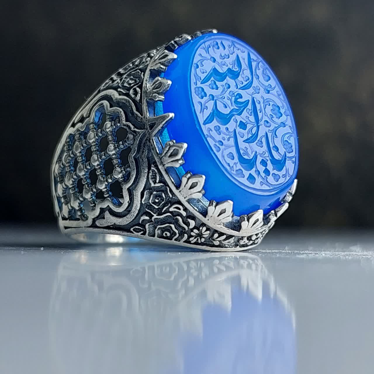 انگشتر عقیق آبی مردانه "اشک فرات" – رکاب ضریح متبرک به نام "یا اباعبدالله"  کد 1811