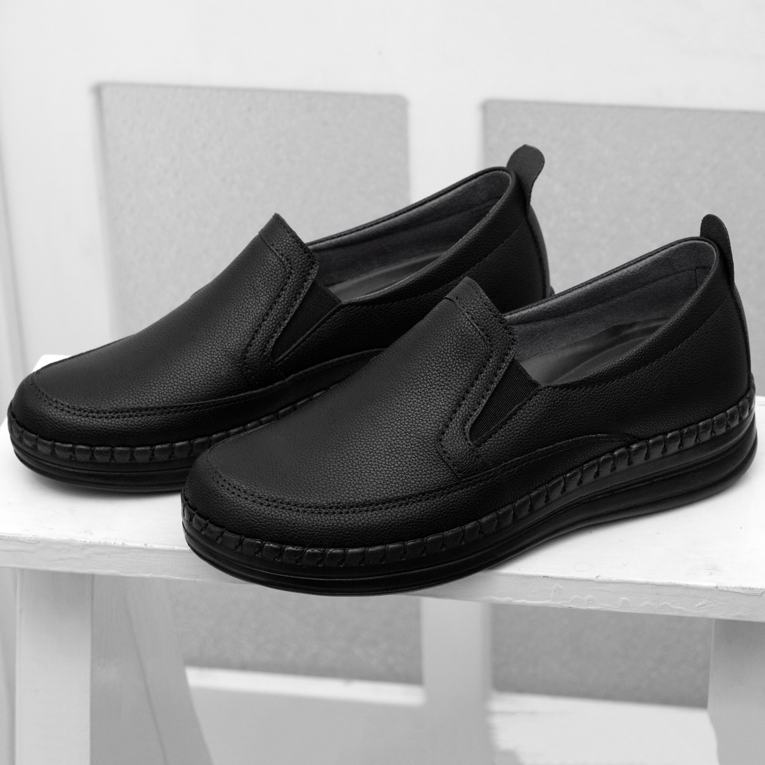 کفش زنانه طبی دست دوز مدل گلی رنگ مشکی(همراه با کفی طبی و خارپاشنه) (پس کرایه)
