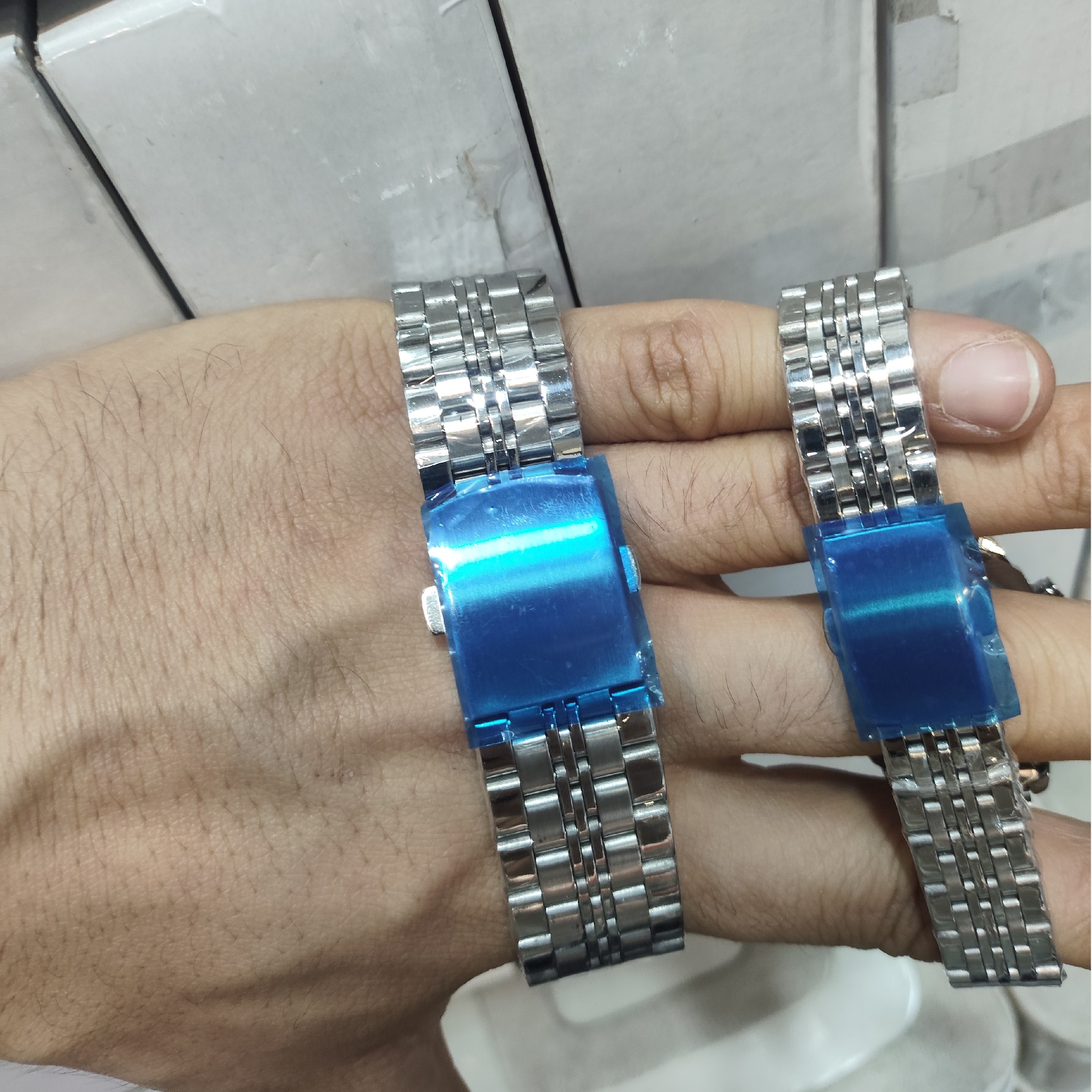 ساعت الگانس ست نقرهای صفحه مشکی رنگ ثابت
